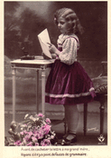 Fillette lisant une lettre &agrave; ma grand-m&egrave;re